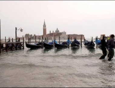 Βίντεο: Πλημμύρισε το 75% της Βενετίας- 10 νεκροί- Μέχρι το γόνατο το νερό σε σπίτια και εστιατόρια